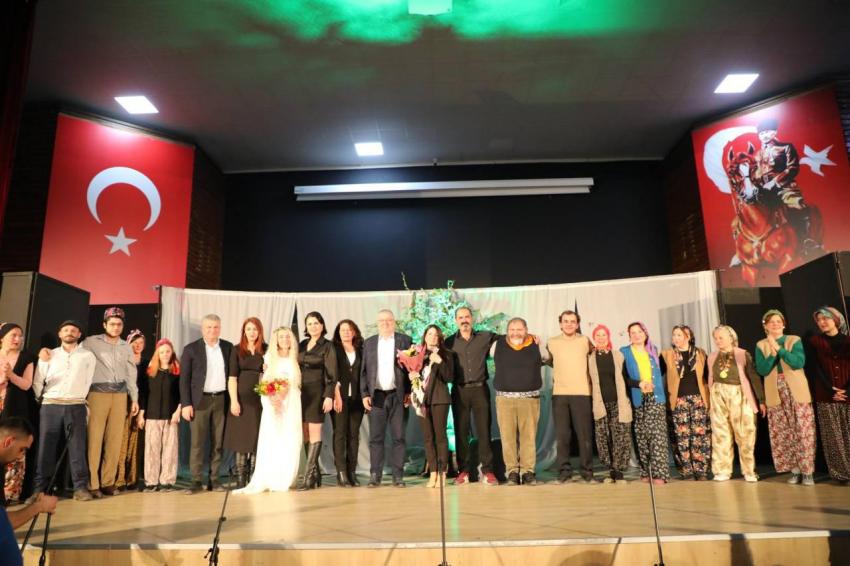 EDREMİT’TE SARIKIZ EFSANESİ MÜZİKLİ TİYATRO İLE SAHNELENDİ