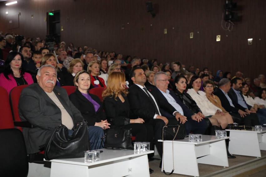 EDREMİT’TE SARIKIZ EFSANESİ MÜZİKLİ TİYATRO İLE SAHNELENDİ