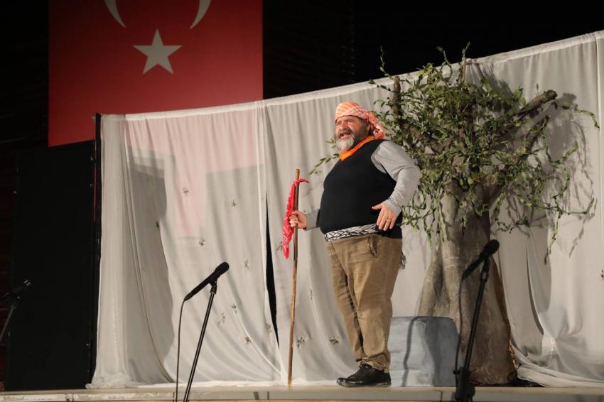 EDREMİT’TE SARIKIZ EFSANESİ MÜZİKLİ TİYATRO İLE SAHNELENDİ