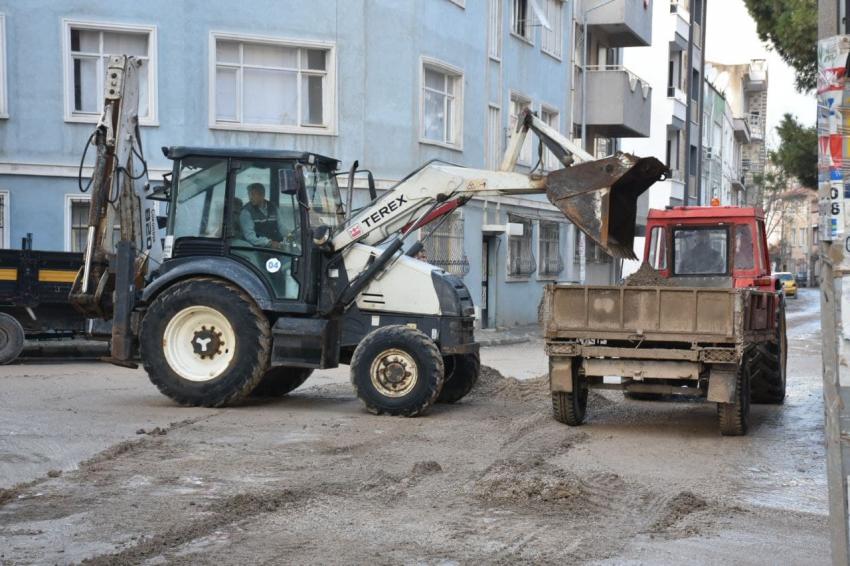 EDREMİT BELEDİYESİ YOL SEFERBERLİĞİ BAŞLATTI