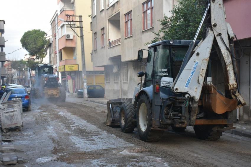 EDREMİT BELEDİYESİ YOL SEFERBERLİĞİ BAŞLATTI