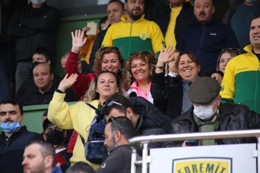 EDREMİTSPOR ŞAMPİYONLUĞA KOŞUYOR