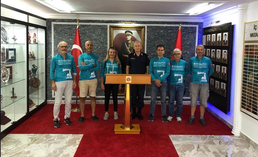 BALIKESIR KENT KONSEYI BISIKLET ÇALIŞMA GRUBU BALIKESIR İL JANDARMA KOMUTANI'NI ZIYARET ETTI