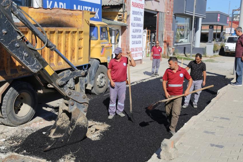 EDREMİT’TE YOLLAR SICAK ASFALTLA KAPLANIYOR