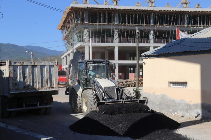 EDREMİT’TE YOLLAR SICAK ASFALTLA KAPLANIYOR