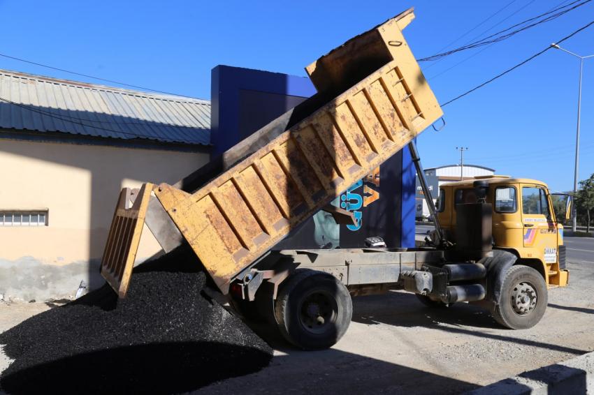 EDREMİT’TE YOLLAR SICAK ASFALTLA KAPLANIYOR