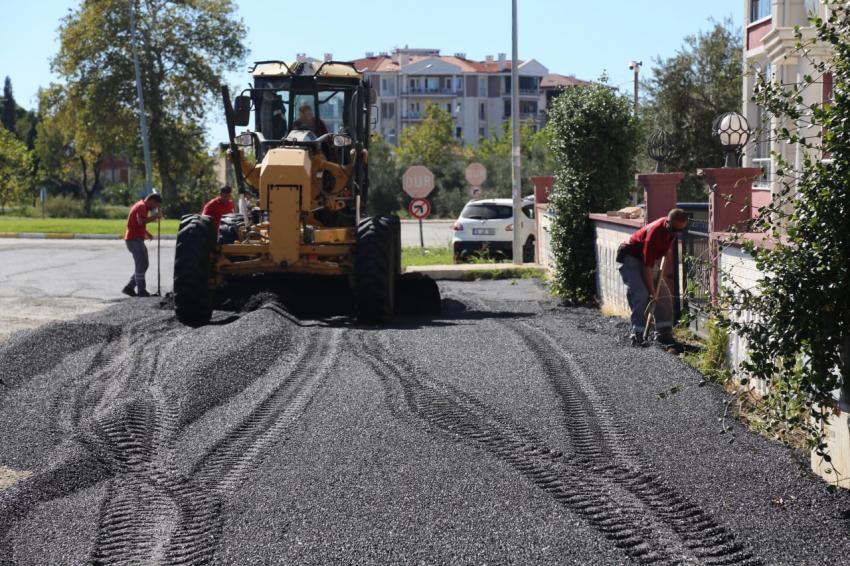 EDREMİT’TE YOLLAR SICAK ASFALTLA KAPLANIYOR