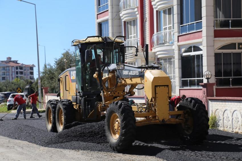 EDREMİT’TE YOLLAR SICAK ASFALTLA KAPLANIYOR