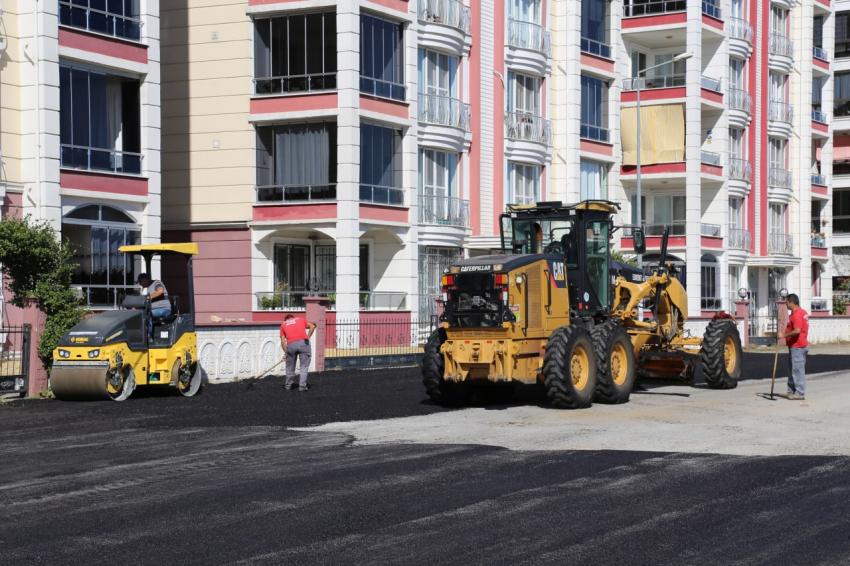 EDREMİT’TE YOLLAR SICAK ASFALTLA KAPLANIYOR