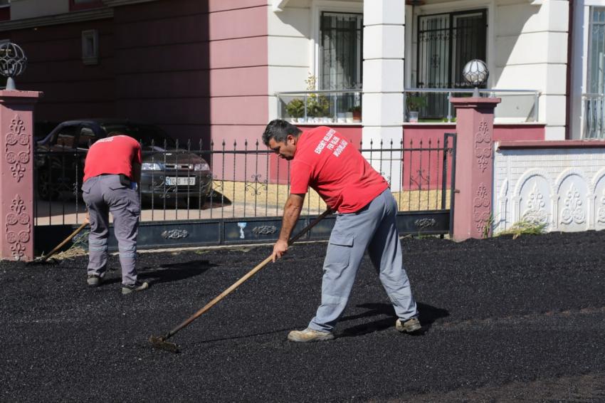 EDREMİT’TE YOLLAR SICAK ASFALTLA KAPLANIYOR