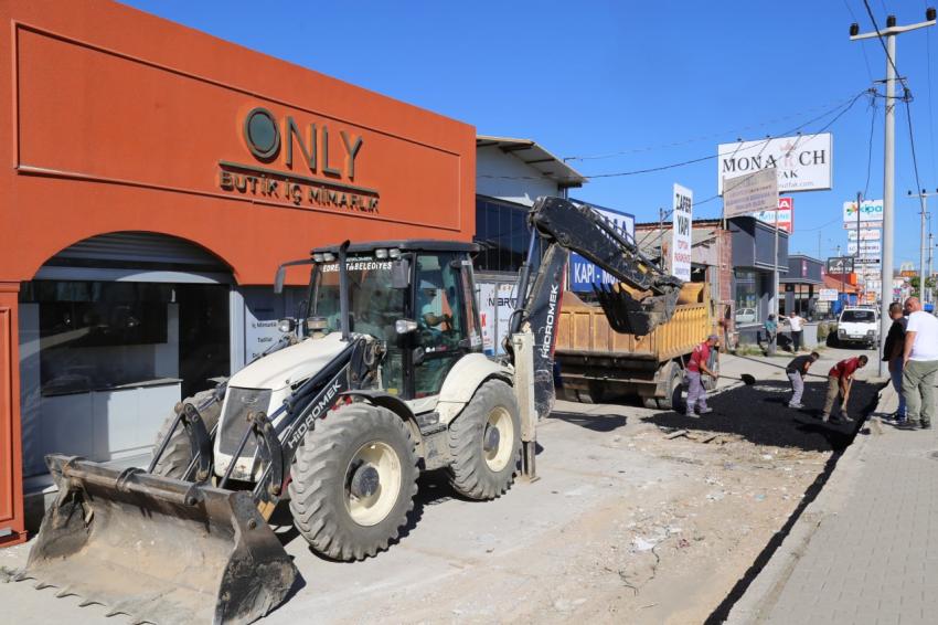 EDREMİT’TE YOLLAR SICAK ASFALTLA KAPLANIYOR