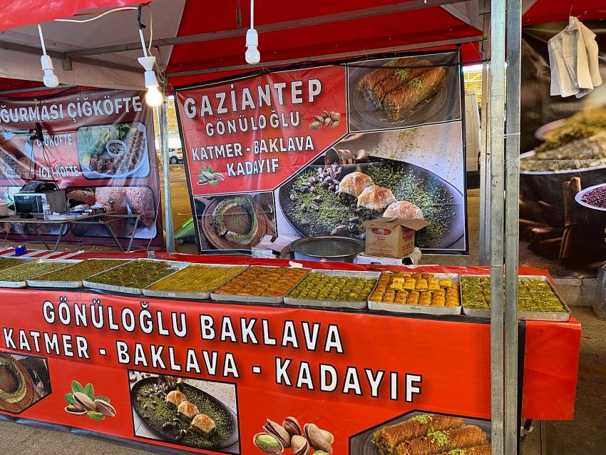 AYVALIK’TA GAZİANTEP’İN YÖRESEL ÜRÜNLERİ İŞTAH KABARTIYOR