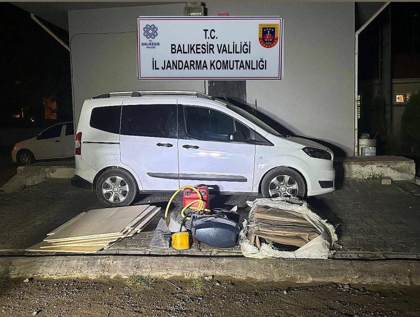 AYVALIK’TA 33 GÖÇMEN VE 1 ORGANİZATÖR JANDARMADAN KAÇAMADI