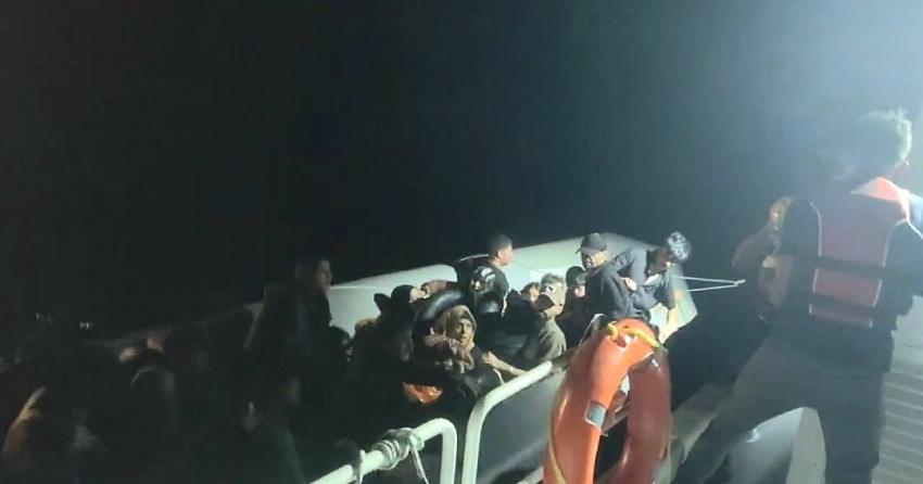 AYVALIK AÇIKLARINDA BERABERİNDE 19 ÇOCUĞUN BULUNDUĞU 18 DÜZENSİZ GÖÇMEN YAKALANDI