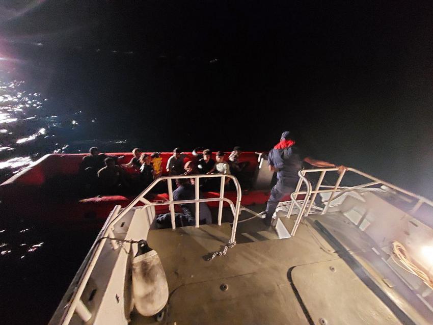 AYVALIK’TA 3’Ü ÇOCUK 11 GÖÇMEN SAHİL GÜVENLİK BOTUYLA KURTARILDI