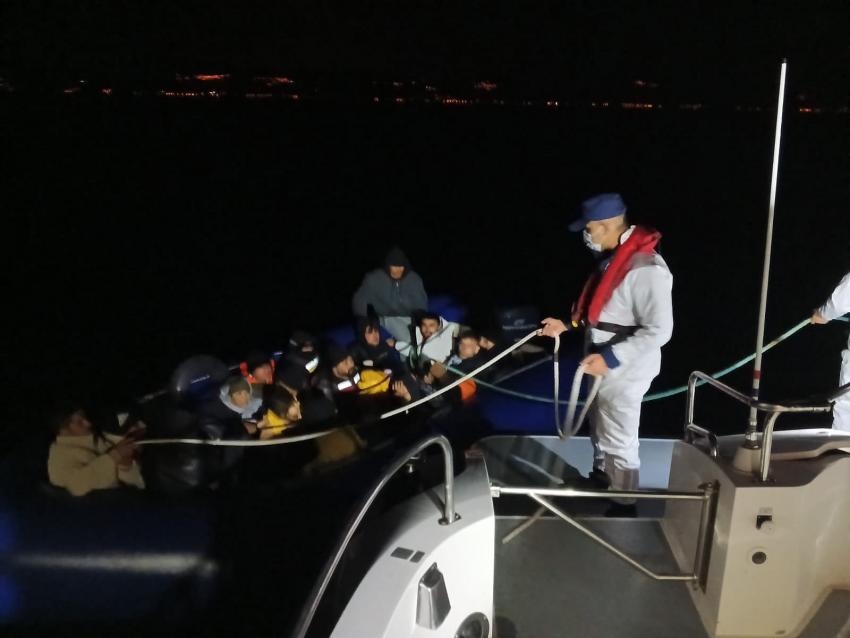 AYVALIK’TA 1’İ ÇOCUK 18 GÖÇMEN YAKALANDI