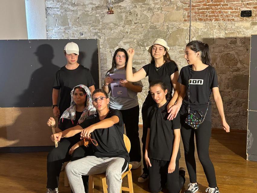 -AYVALIK’TA MUTLUKÖY YAŞAM MERKEZİ YILSONU ETKİNLİĞİ RENKLİ PERFORMANSLARA SAHNE OLDU