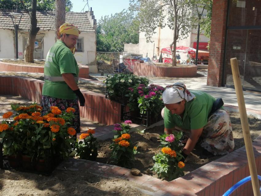 GÜRE’DE YENİ KÖY MEYDANI RENKLENİYOR
