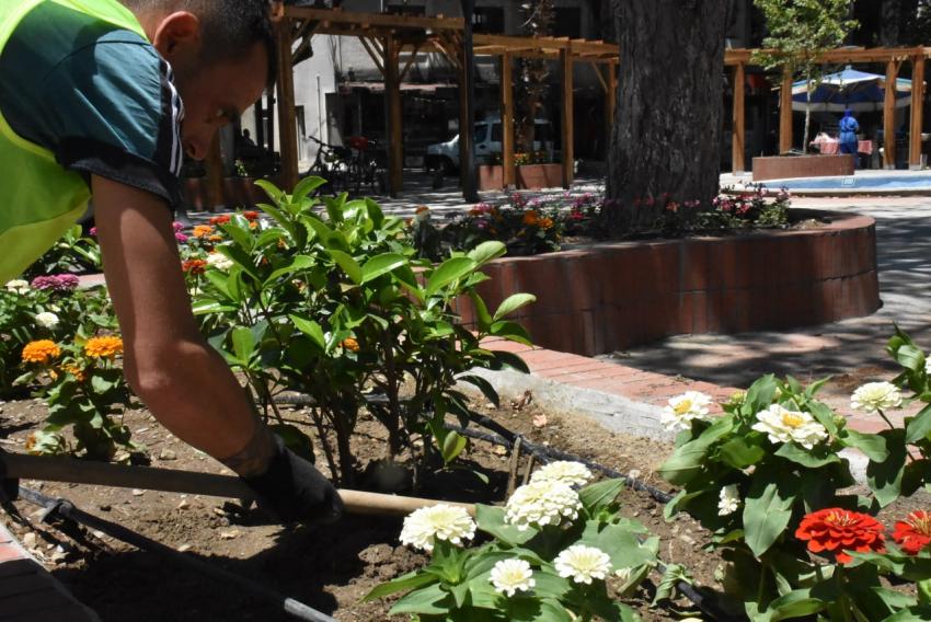 GÜRE’DE YENİ KÖY MEYDANI RENKLENİYOR