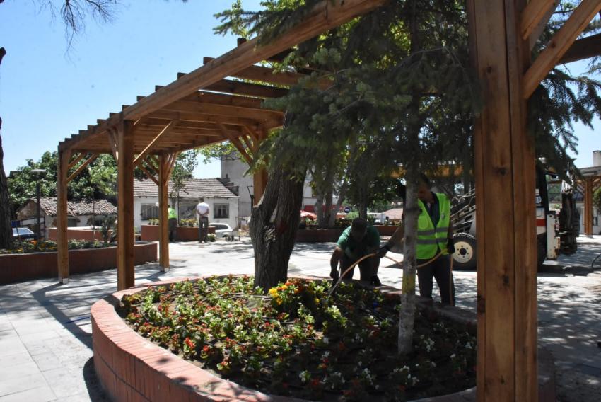GÜRE’DE YENİ KÖY MEYDANI RENKLENİYOR