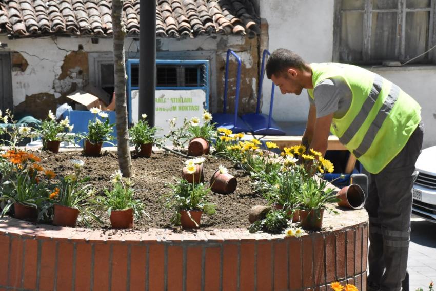 GÜRE’DE YENİ KÖY MEYDANI RENKLENİYOR