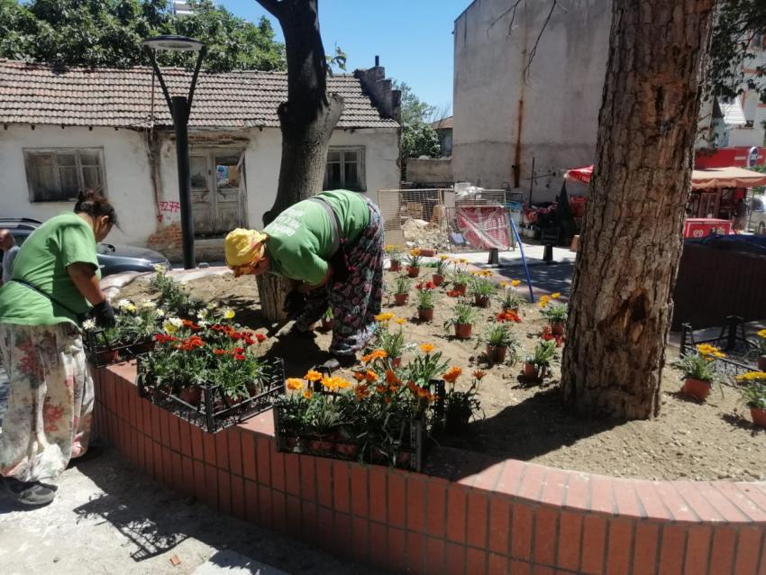 GÜRE’DE YENİ KÖY MEYDANI RENKLENİYOR