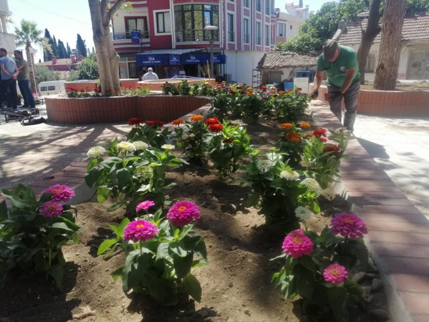 GÜRE’DE YENİ KÖY MEYDANI RENKLENİYOR