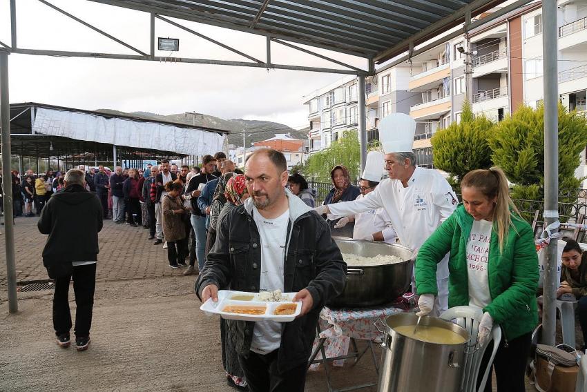 EDREMİT BELEDİYESİ’NDEN İFTAR YEMEĞİ