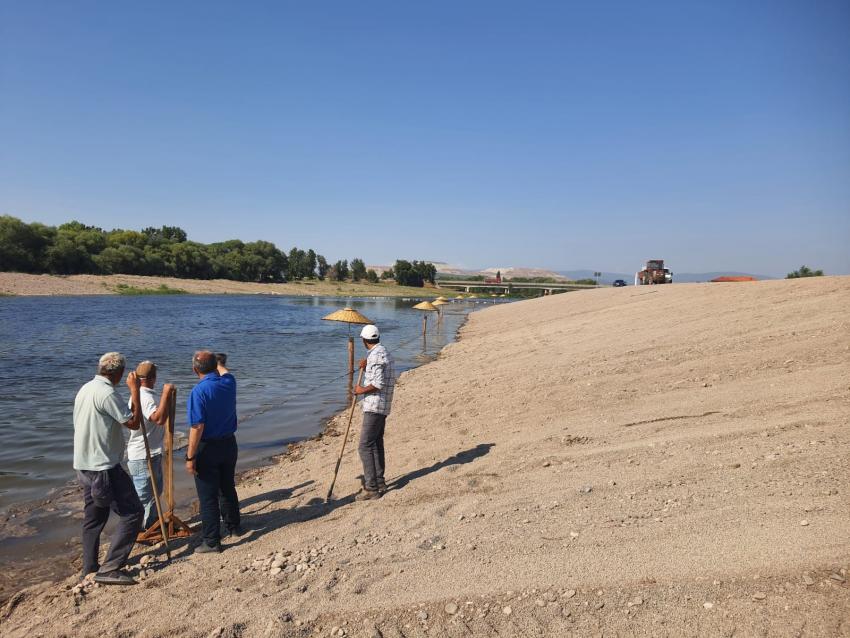 BIGADIÇ BELEDIYESI'NDEN ÇAY KENARINA KUMSAL