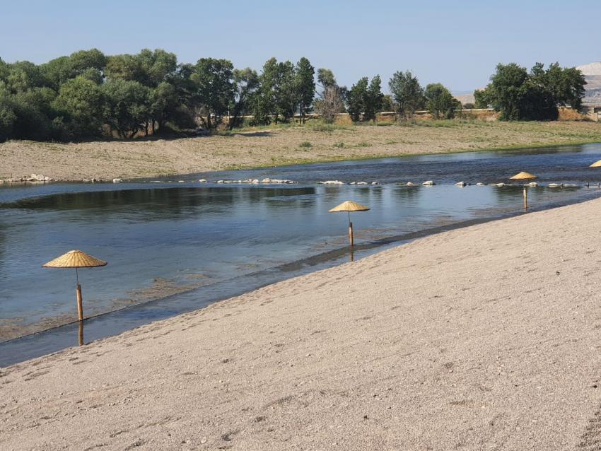 BIGADIÇ BELEDIYESI'NDEN ÇAY KENARINA KUMSAL