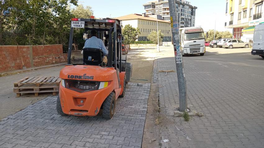 Edremit Belediyesi, Kadıköy Mahallesi'nde yolları düzenliyor
