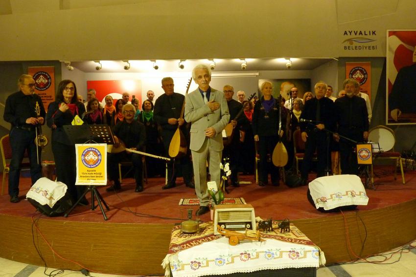 AYVALIK’TA “YURDUMUN TÜRKÜLERİ” KULAKLARIN PASINI SİLDİ