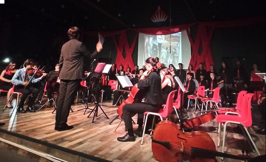 AYVALIK’TA GÜZEL SANATLAR LİSESİ ÖĞRENCİLERİNDEN CUMHURİYETİN 100. YILINA ÖZEL KONSER