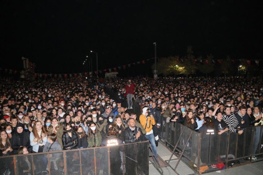 EDREMİT’TE CUMHURİYET KONSERİ