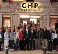 AYVALIK’TA BAŞKAN ERGİN PARTİLİLERİYLE BAYRAMLAŞTI