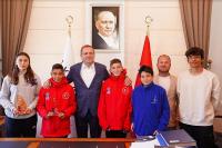 AYVALIK’IN MİLLİ SÖRFÇÜLERİ AVRUPA’NIN ZİRVESİ İÇİN YARIŞIYOR