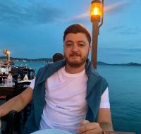 AYVALIK’IN SEVİLEN İŞ İNSANI MURAT USTALI FECİ KAZADA HAYATINI KAYBETTİ