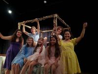 AYVALIK BELEDİYE TİYATROSU ÇOCUK VE GENÇLİK OYUNUYLA DA “PERDE” DİYOR