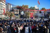 Başkan Ahmet Akın Bandırmalı gençlere Cumhuriyet armağanı verdi