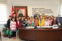 BAŞKAN DEVECİLER MİNİK MİSAFİRLERİNİ AĞIRLADI