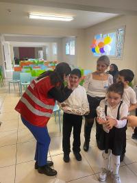 BAYRAKLI KIZILAY ENGELLİ ÇOCUKLARIN YÜZÜNÜ GÜLDÜRDÜ