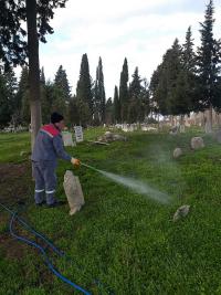 BURHANİYE’DE MEZARLIKLAR İLAÇLANIYOR