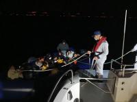 AYVALIK’TA 1’İ ÇOCUK 18 GÖÇMEN YAKALANDI