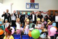 İlk derste miniklere hediyeler Büyükşehir’den