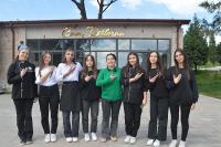 GELECEKTEKİ İŞİTME ENGELLİ MÜŞTERİLERİ İÇİN İŞARET DİLİ ÖĞRENDİLER