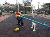 EDREMİT’TEKİ PARKLARA BAKIM YAPILIYOR