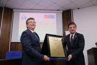 EDREMİT BELEDİYESİ AVRUPA ŞEREF PLAKETİNİ ALDI