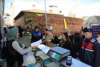 Edremit zabıtadan pazar yerinde gıda denetimi