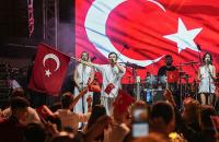 İZMİR’DE BURAY İLE ZAFER COŞKUSU