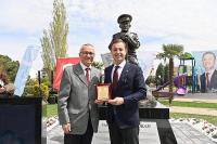 Ahmet Akın’dan Tıbbiyeli Hikmet’e vefa